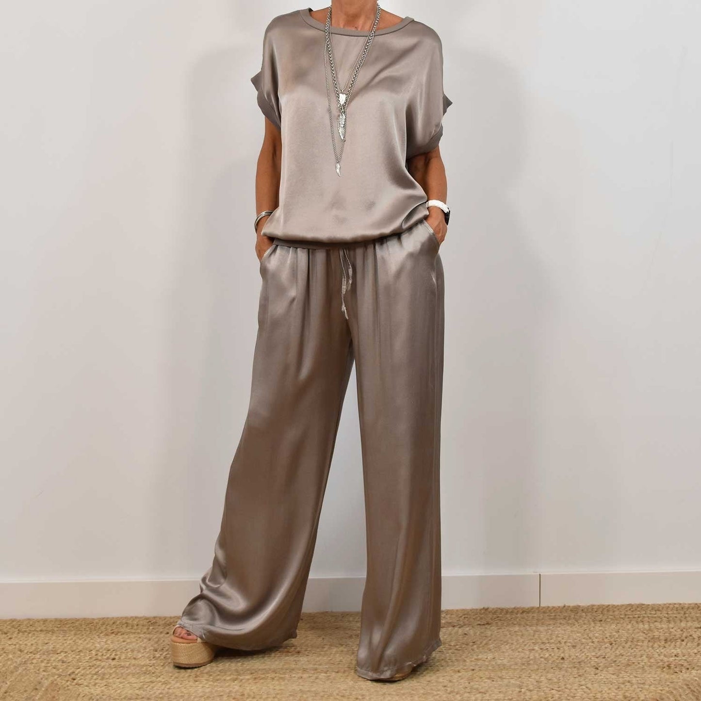 Ensemble en satin chic – haut fluide et pantalon large