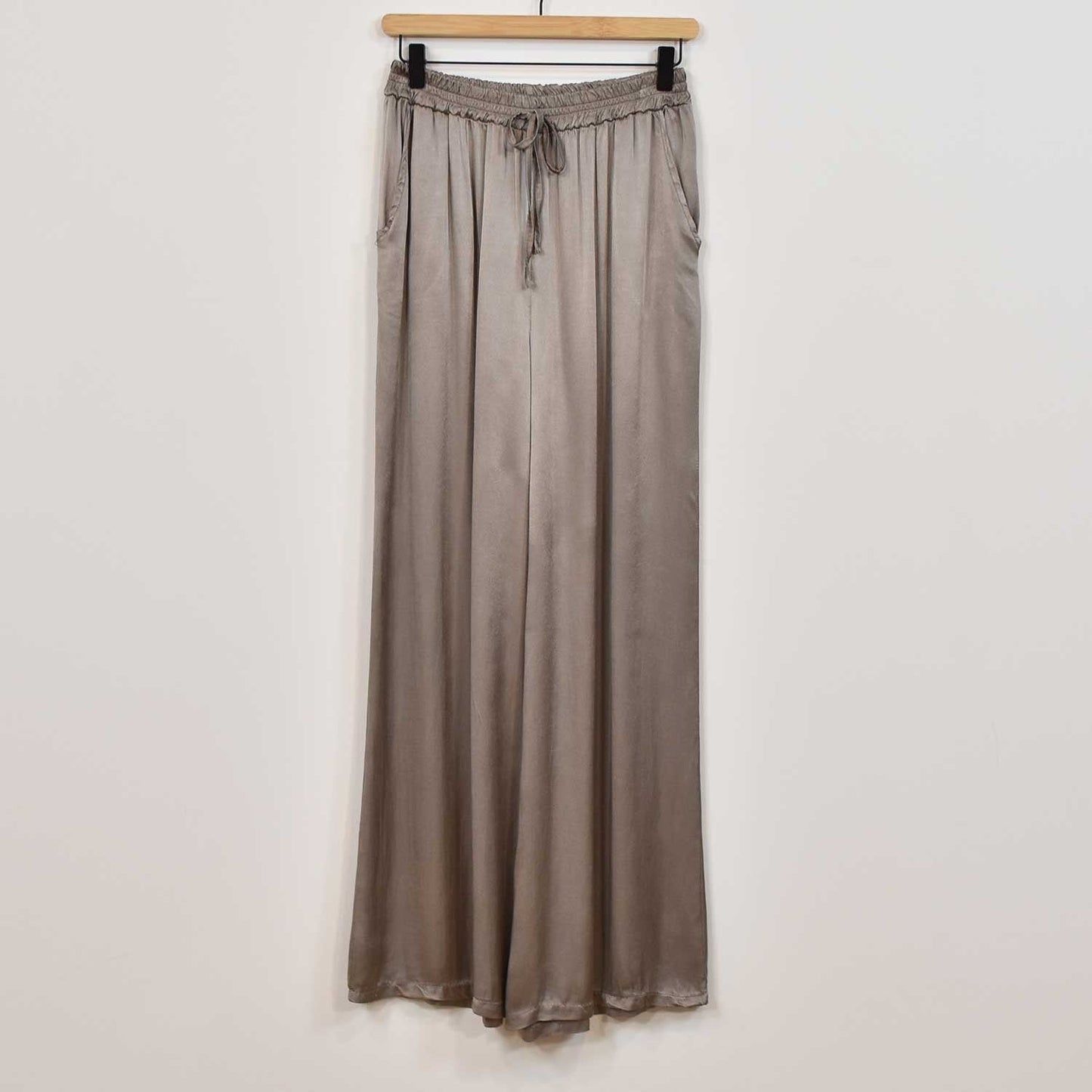 Ensemble en satin chic – haut fluide et pantalon large