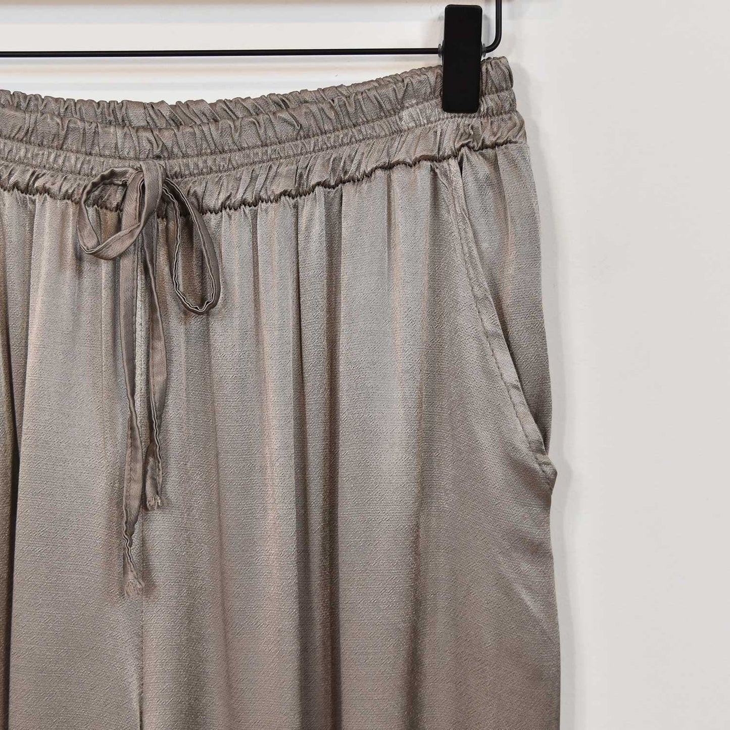 Ensemble en satin chic – haut fluide et pantalon large