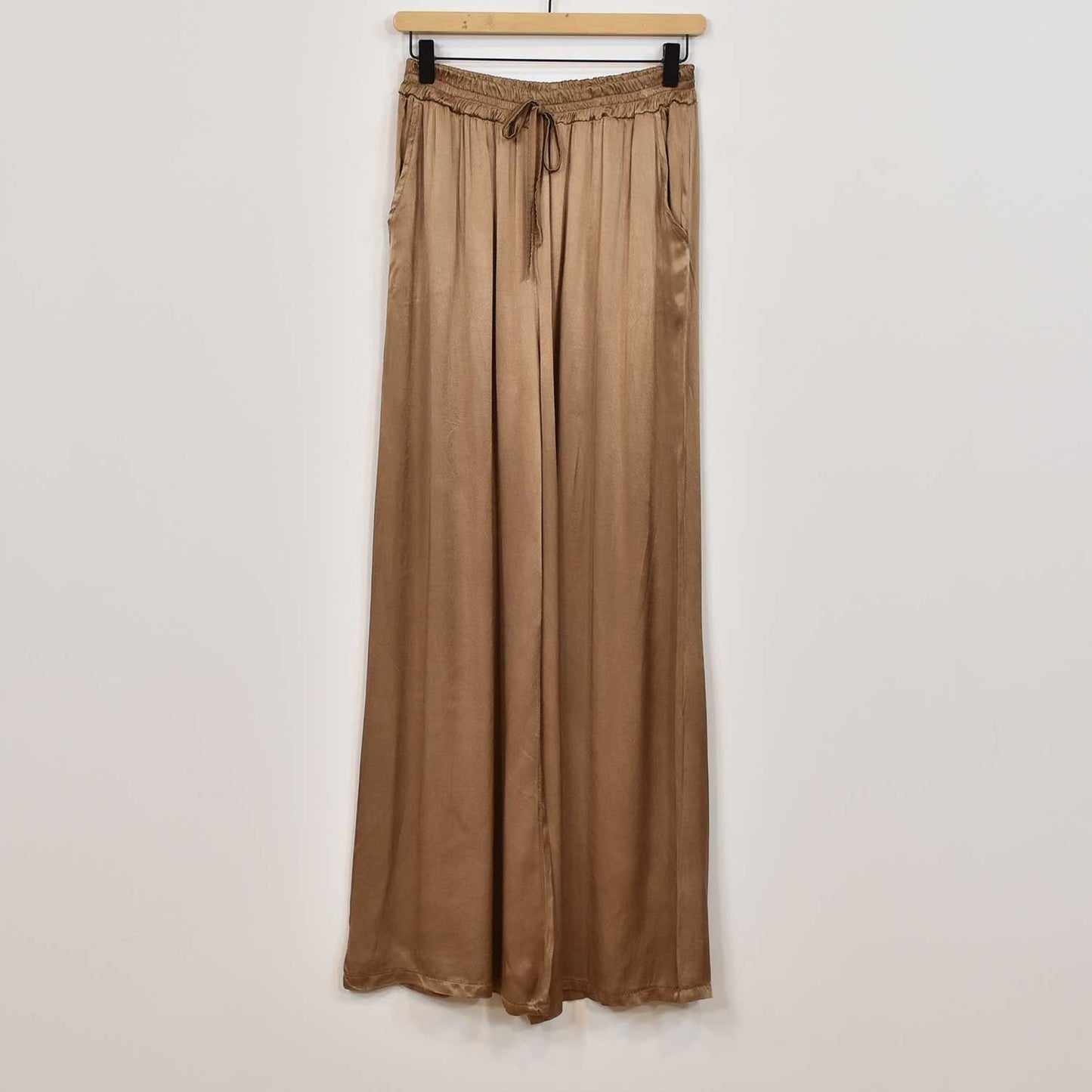 Ensemble en satin chic – haut fluide et pantalon large